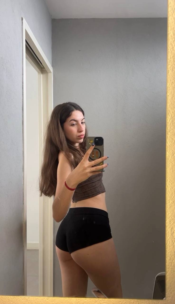 Amber in her underwear in Xinbei