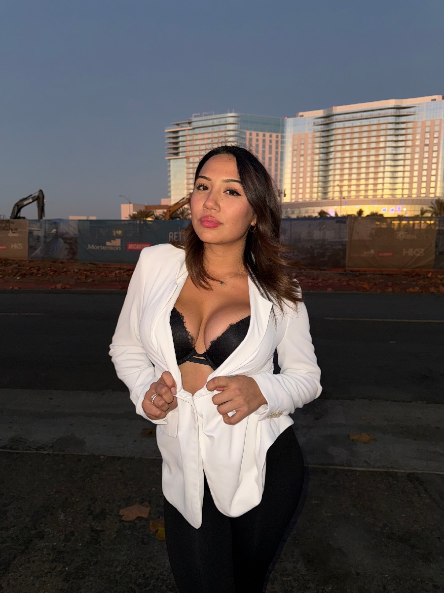 Take a pause and enjoy Ali Cruz — streaming from Xinbei