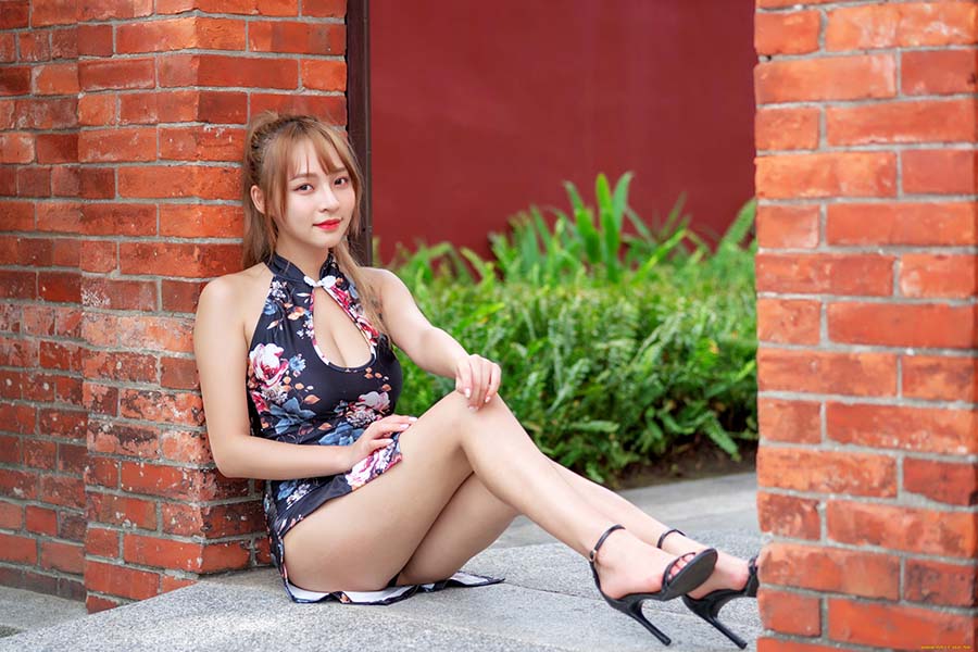 Girls in short dresses in Xinbei