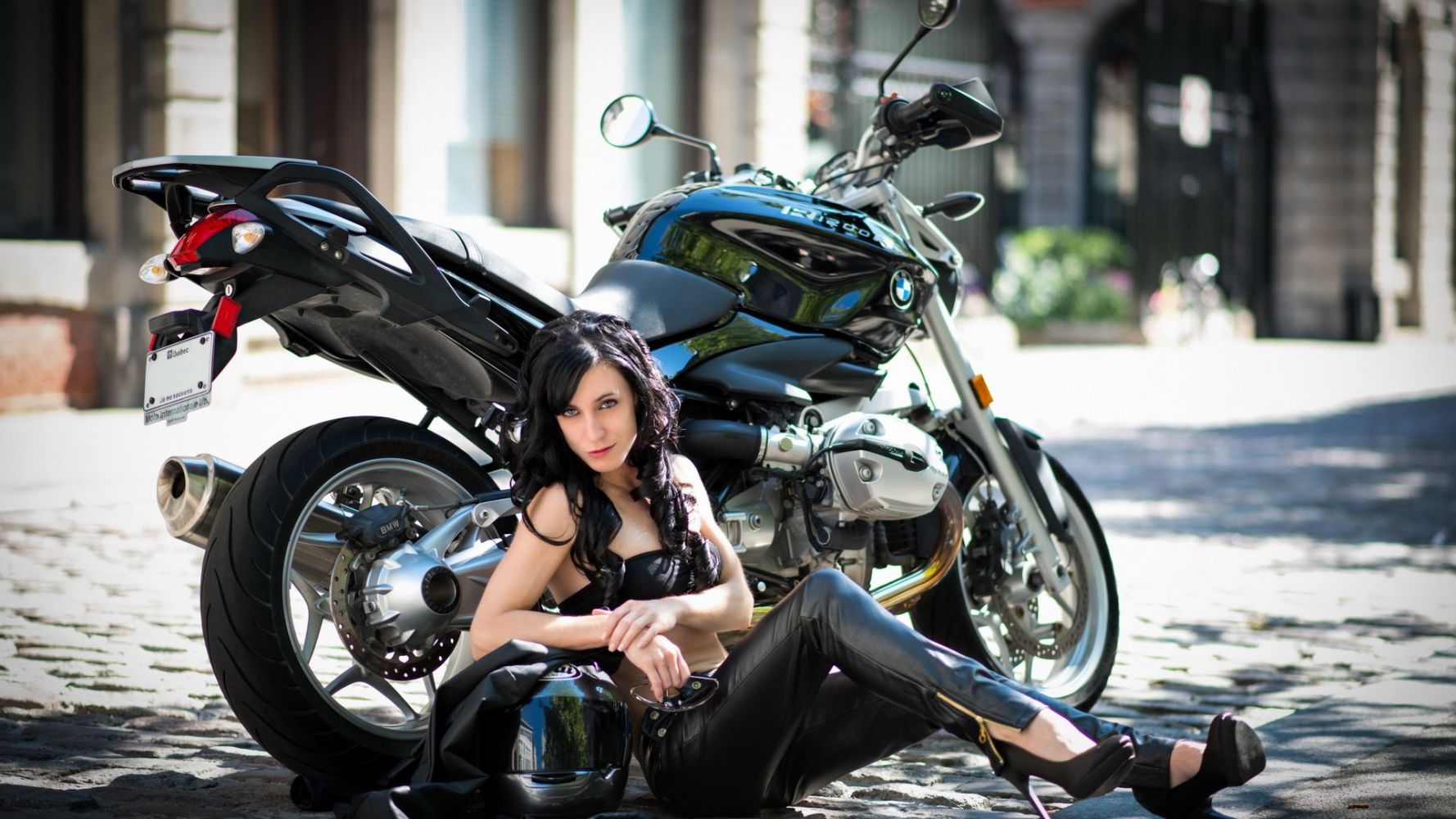 European women on bikes in Xinbei