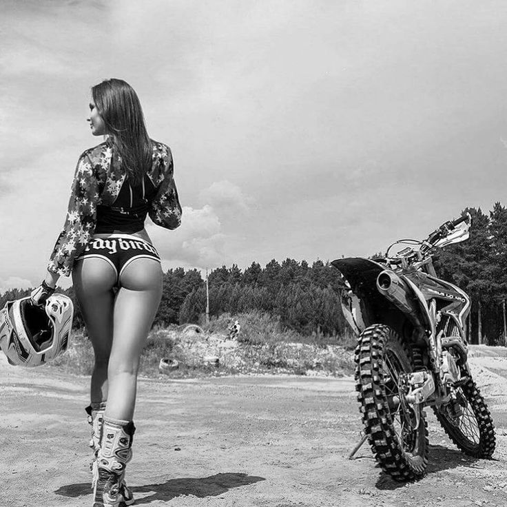 Beautiful girls and motorcycles in Xinbei