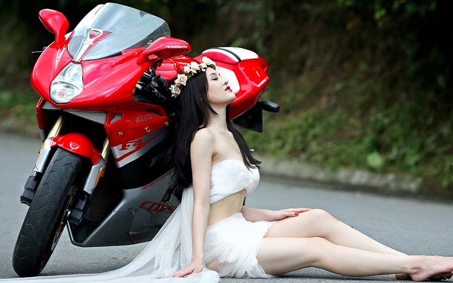 Beautiful girls and motorcycles in Xinbei