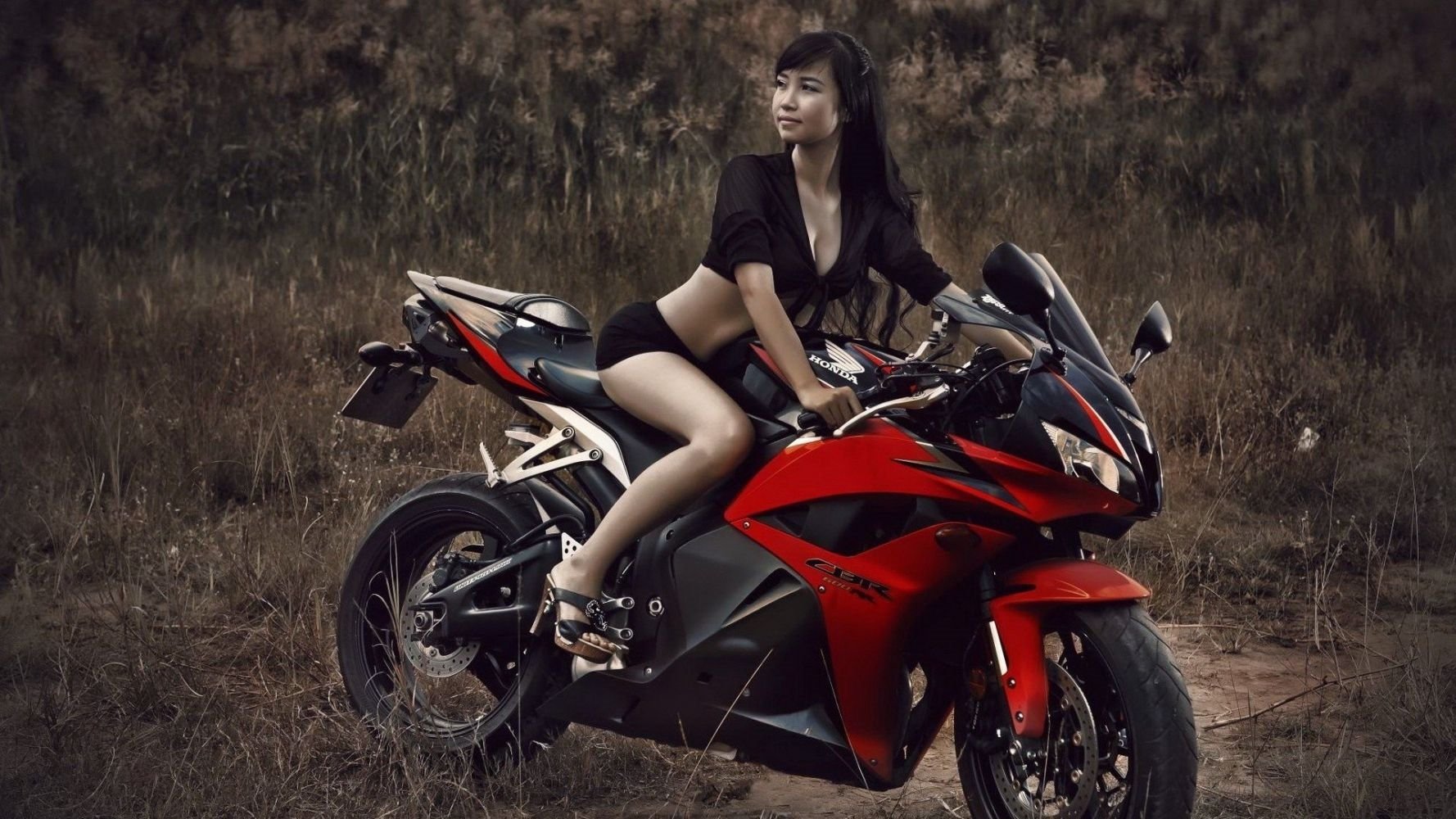 Fitness girls and bikes in Xinbei
