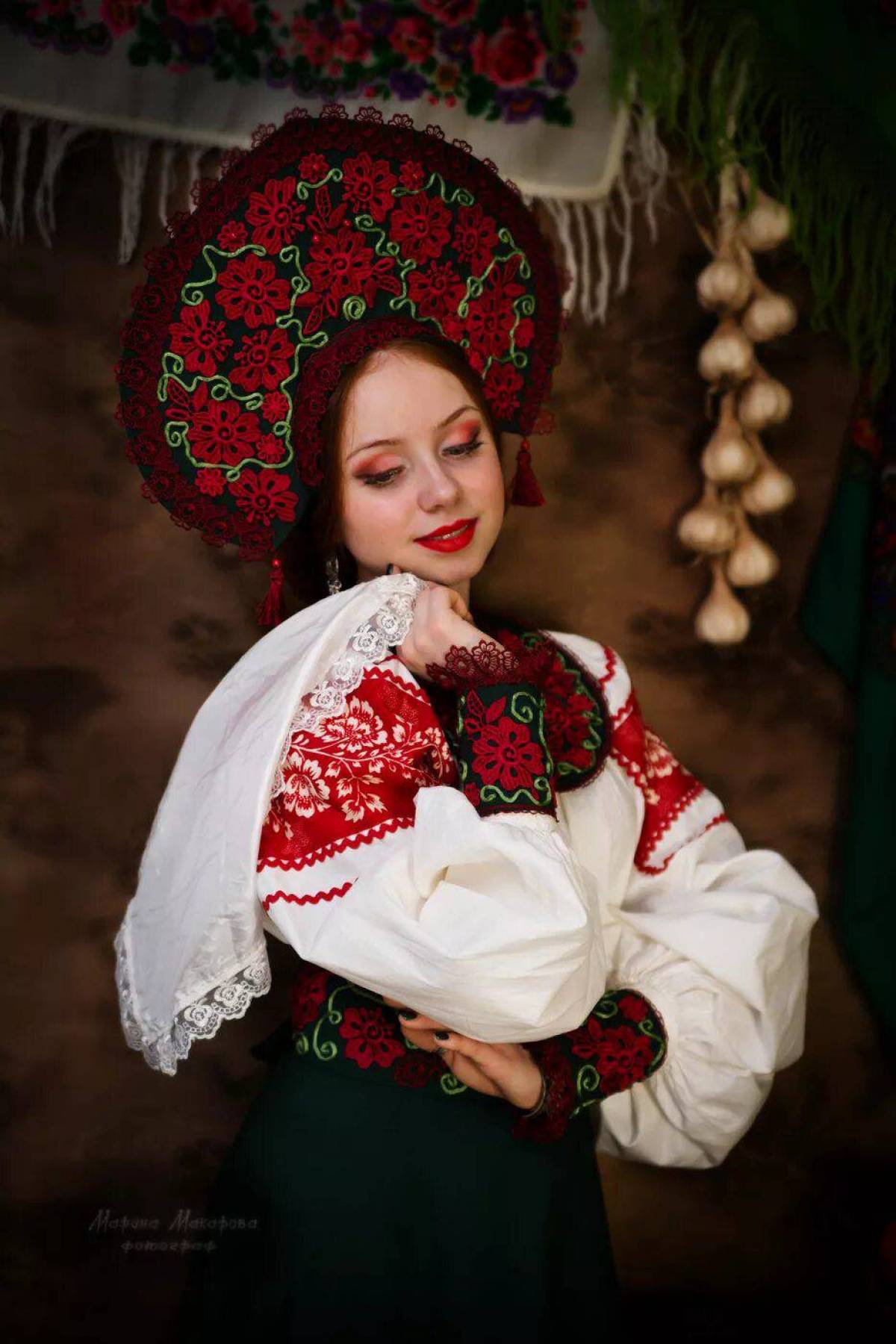 Women in Slavic costumes underwear in Xinbei