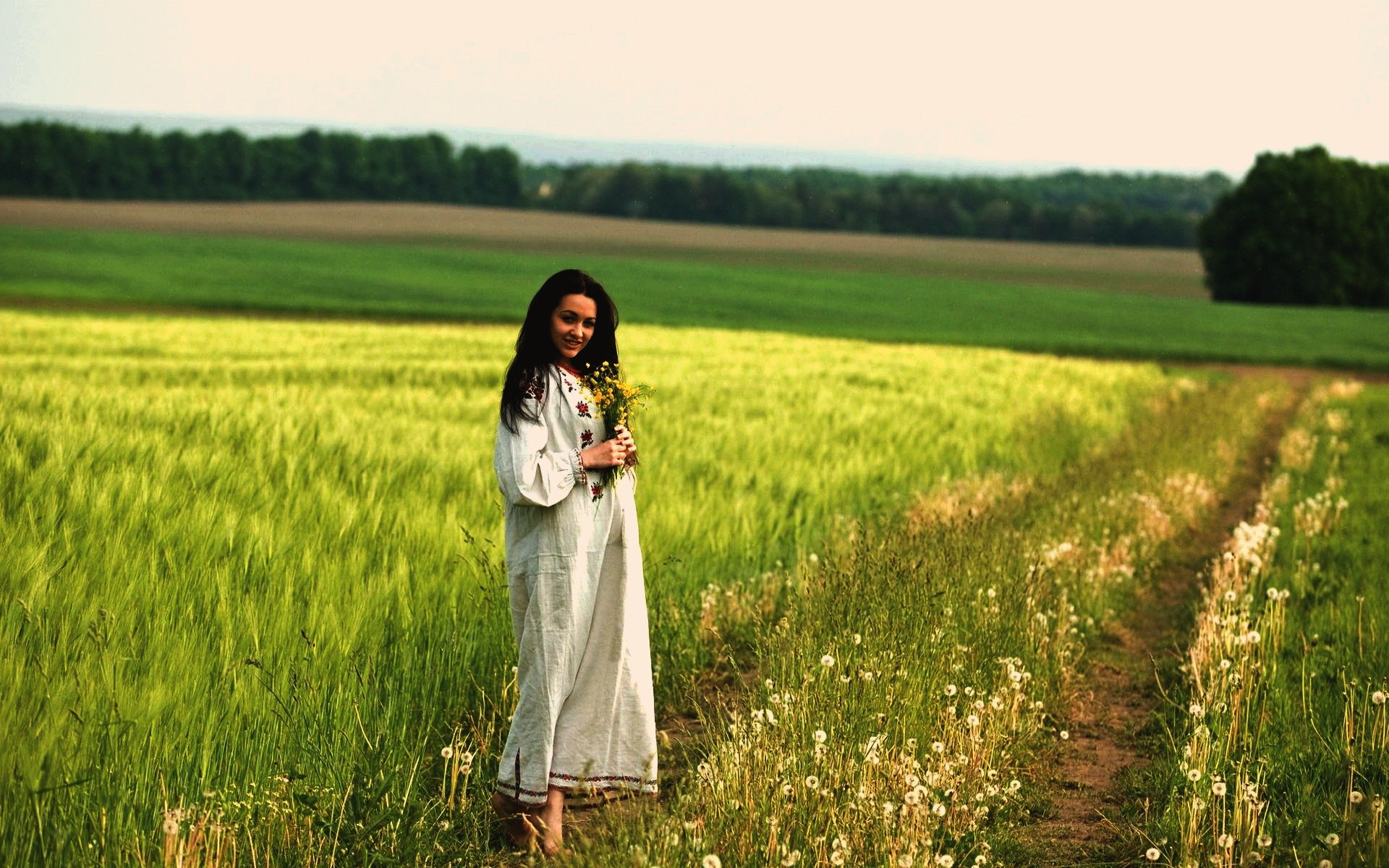 Women in Slavic costumes in Xinbei