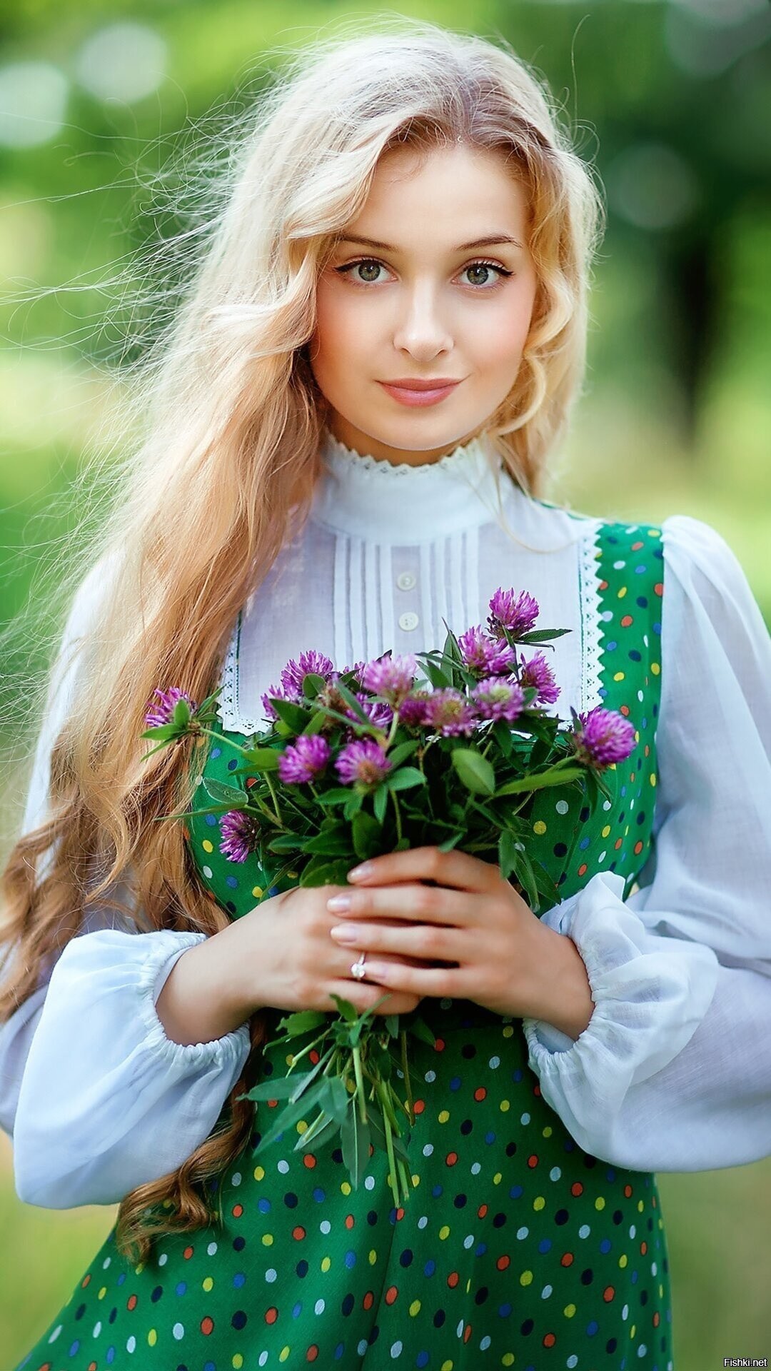 Girls in Slavic costumes in Xinbei