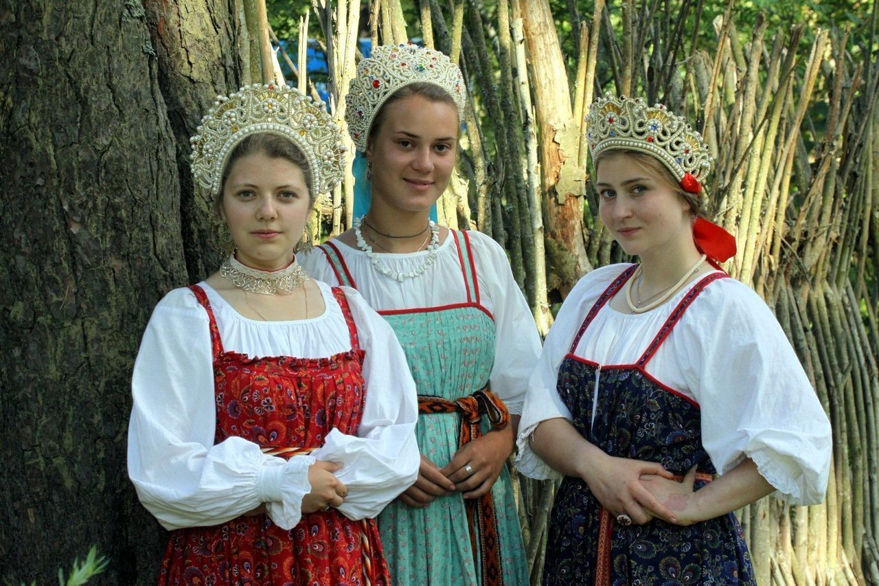 Sexy model Girls in Slavic costumes in Xinbei